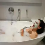 Self-care bez Instagramowych filtrów: jak dbać o siebie, nie bankrutując. (Bo czasem wystarczy koc, książka i kubek herbaty).